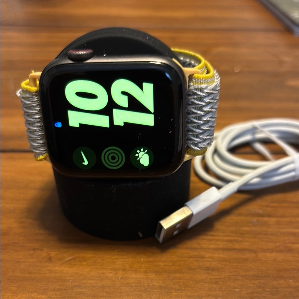 Apple Watch SE GPS + Cellular 32gig Silver and Yellow Band 44mm